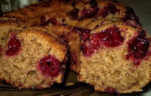 Вкуснейший Кофейный кекс с вишней Нужно :80 гр сливочного масла120 гр сахара1 ч. л. с горкой растворимого кофе3 яйца220 гр муки2 ч. л разрыхлителядля начинки250 гр вишни без косточек100 гр